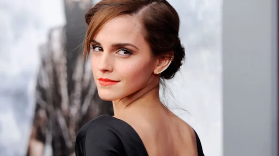 Η Emma Watson σε επίσημη εμφάνιση με μαύρο φόρεμα.