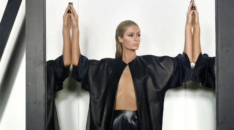 Η Paris Hilton ποζάρει με μαύρο δερμάτινο σακάκι και έντονο μακιγιάζ.