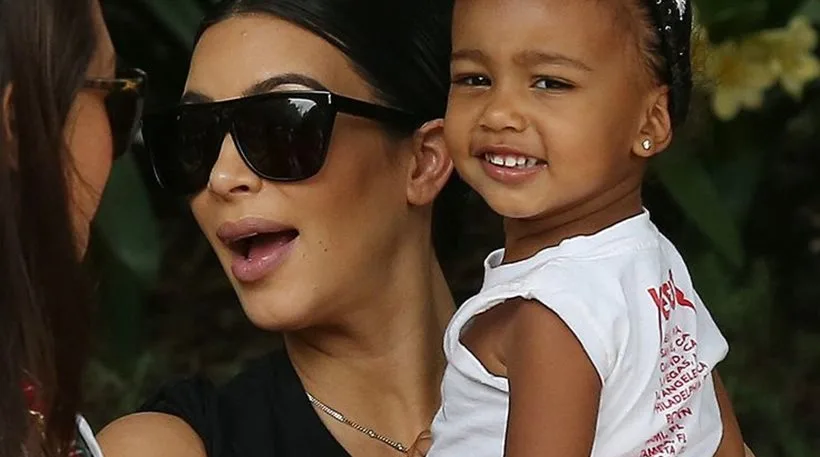 Η Kim Kardashian κρατάει στην αγκαλιά της την κόρη της North West.