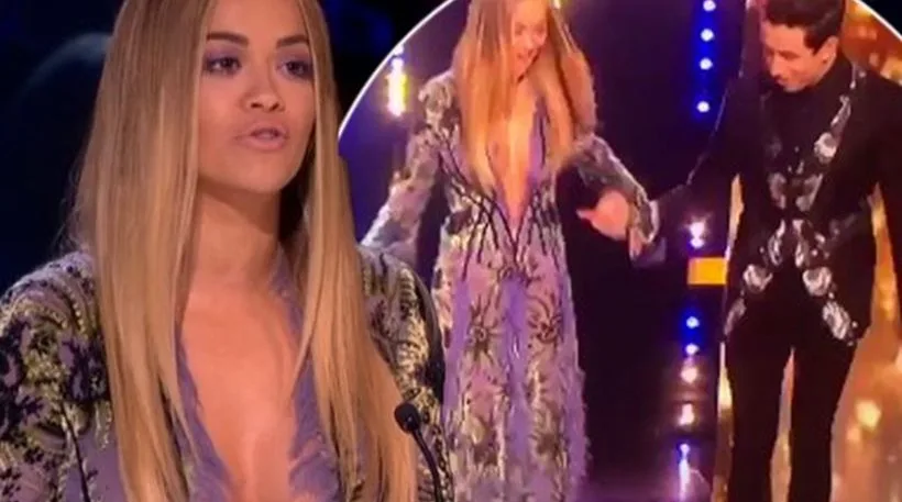 Η Rita Ora με μωβ φόρεμα με βαθύ ντεκολτέ στο X Factor.