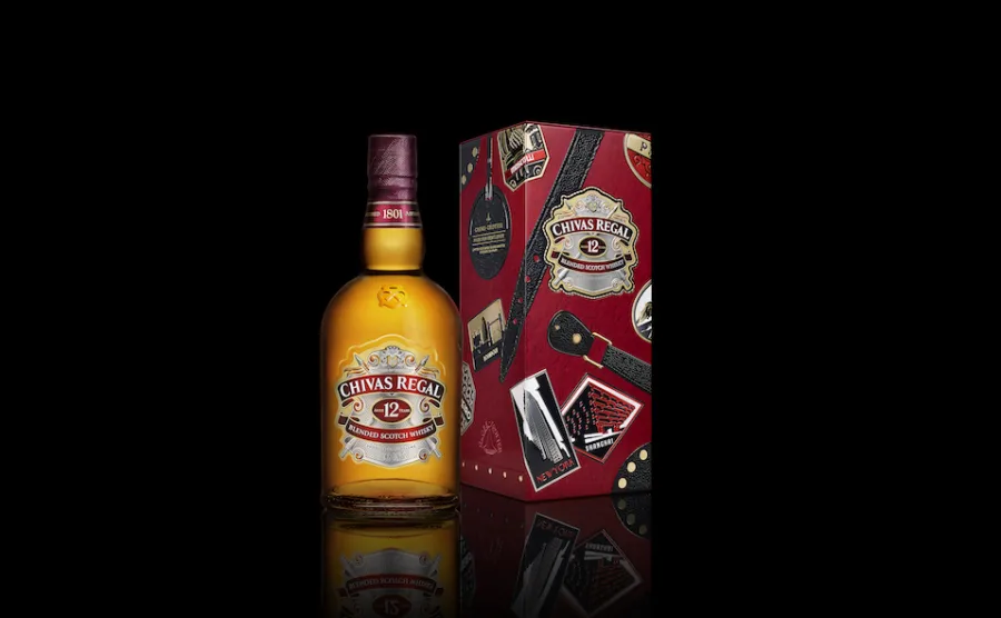 Μπουκάλι Chivas Regal 12 και η συλλεκτική συσκευασία Globe-Trotter σε μαύρο φόντο.