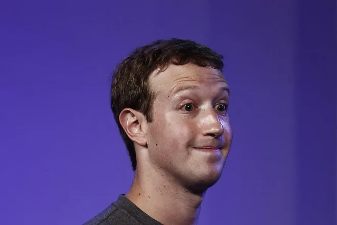 Ο Μαρκ Ζούκερμπεργκ μιλάει στο Internet.org Summit στο Νέο Δελχί σχετικά με το Facebook και το WhatsApp.