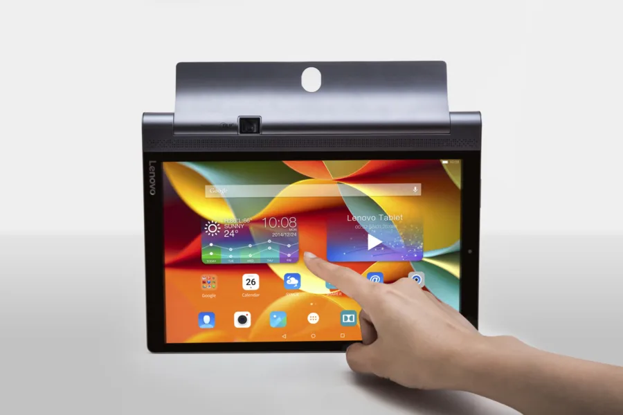 Το tablet Lenovo YOGA Tab 3 Pro με ενσωματωμένο προβολέα και χέρι να αγγίζει την οθόνη.