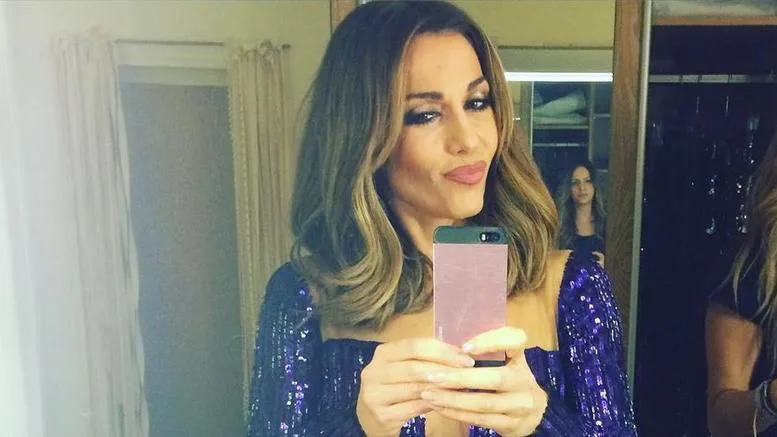 Η Δέσποινα Βανδή βγάζει selfie στον καθρέφτη φορώντας ένα μωβ φόρεμα με παγιέτες.