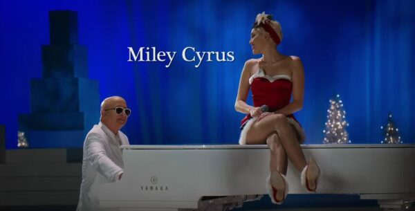 Η Miley Cyrus τα Χριστούγεννα αποφάσισε να ..ντυθεί! Και μας αρέσει