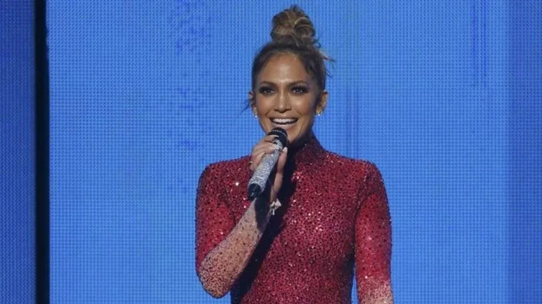 Η Jennifer Lopez στη σκηνή με κόκκινο φόρεμα και μικρόφωνο