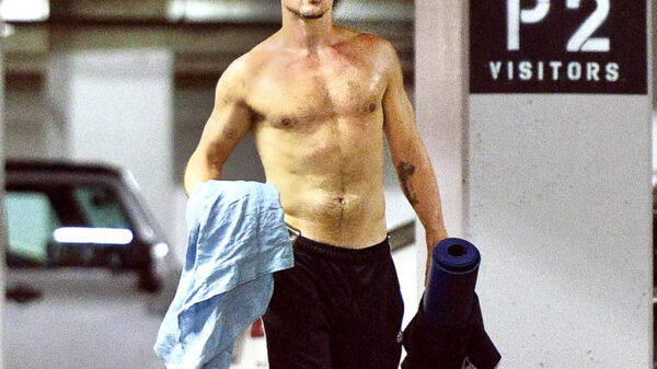 Hμίγυμνος ο Colin Farrell στον δρόμο μετά τη γιόγκα!