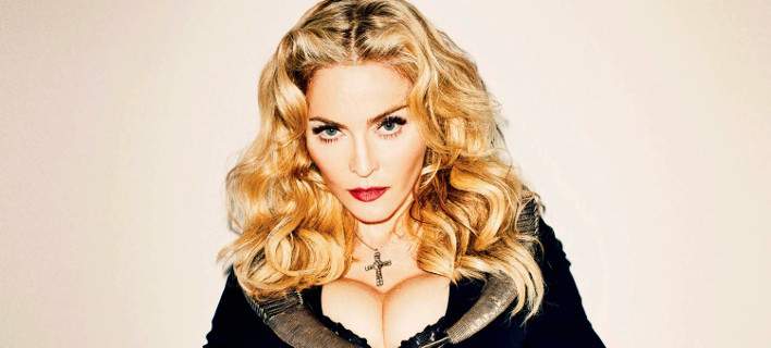 Η Madonna με ξανθά κυματιστά μαλλιά και σταυρό στο λαιμό.