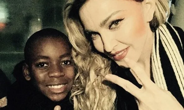 Η Madonna με ένα παιδί σε selfie