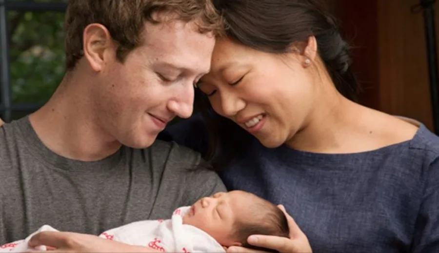 Ο Mark Zuckerberg με τη σύζυγό του και το νεογέννητο μωρό τους.