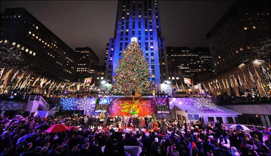 Το χριστουγεννιάτικο δέντρο στο Rockefeller Center της Νέας Υόρκης τη νύχτα με πλήθος κόσμου.