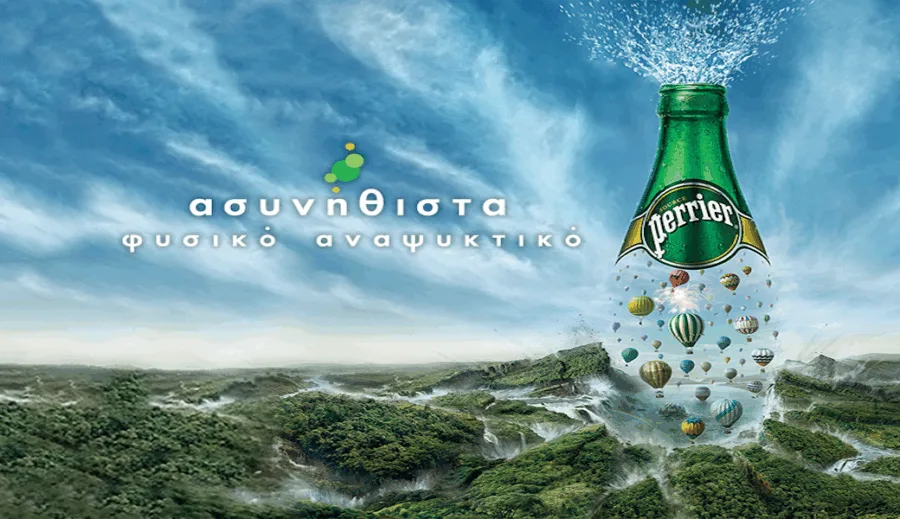 Διαφημιστική αφίσα Perrier με μπουκάλι πάνω από καταπράσινο τοπίο και αερόστατα.