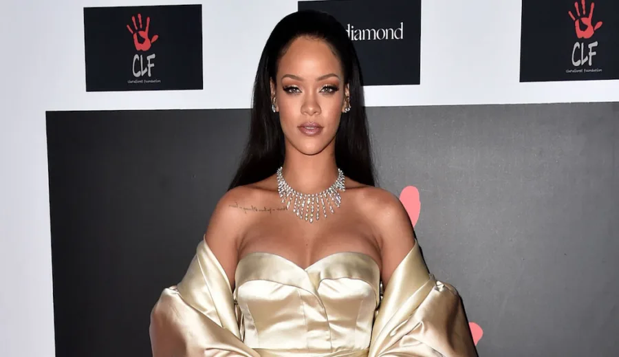 Η Rihanna με χρυσή τουαλέτα και διαμαντένιο κολιέ στο Diamond Ball.