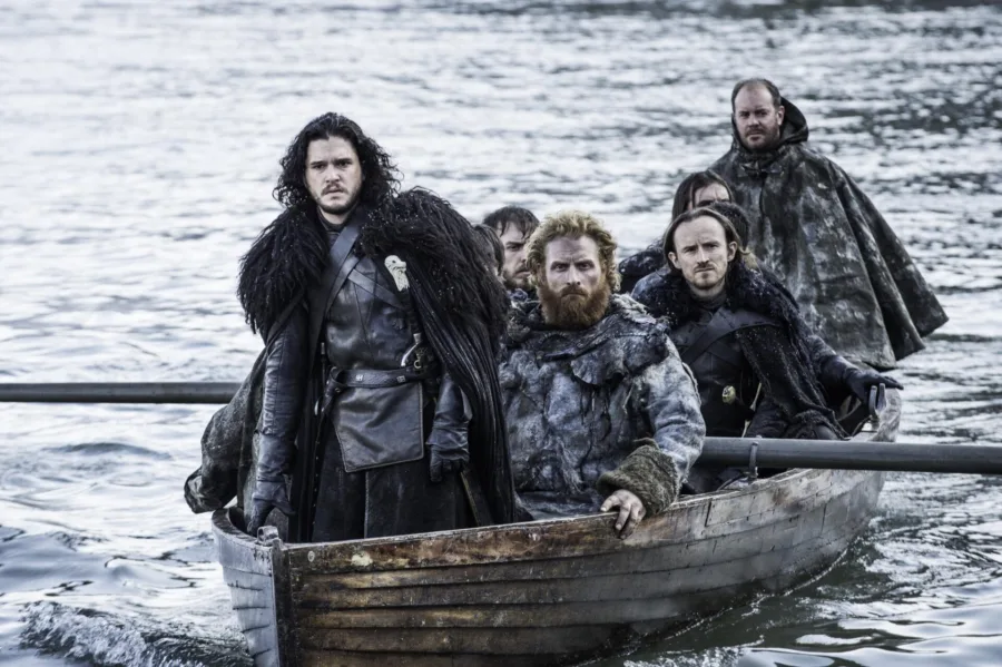 Ο Jon Snow και άλλοι άνδρες σε ξύλινη βάρκα στη θάλασσα.
