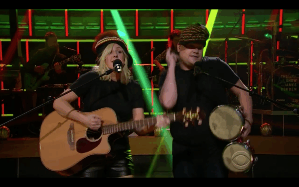 Η Ellie Goulding και ο James Corden κάνουν μία καταπληκτική διασκευή του Love Like You Do!