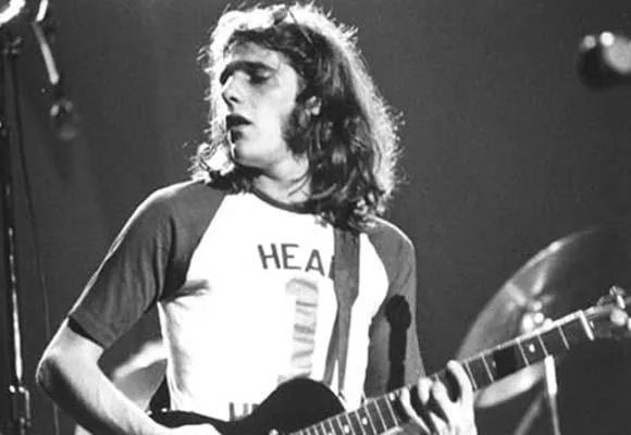 Ο Glenn Frey των Eagles παίζει κιθάρα στη σκηνή.