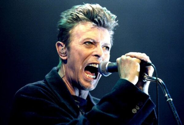 Μαζεύουν υπογραφές για να σταματήσει ο David Bowie να είναι… νεκρός!