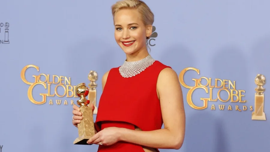 Η Jennifer Lawrence με το βραβείο Χρυσής Σφαίρας.