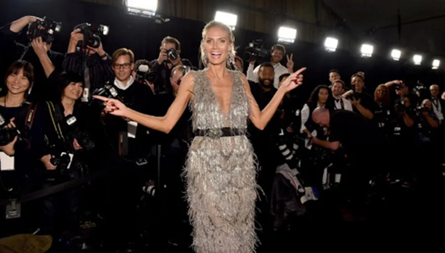 Η Heidi Klum στο κόκκινο χαλί των Χρυσών Σφαιρών.