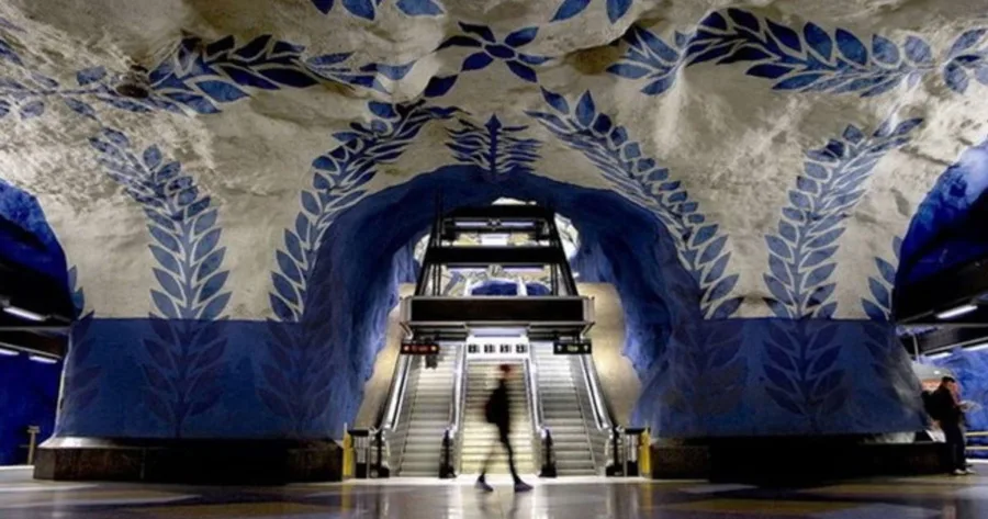 Ο σταθμός T-Centralen στο μετρό της Στοκχόλμης με μπλε φυτικά μοτίβα.