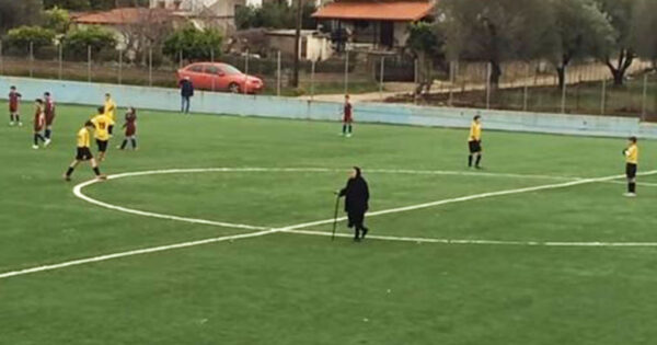 Γιαγιά διέκοψε ποδοσφαιρικό αγώνα για να κόψει… δρόμο! Δείτε το ξεκαρδιστικό βίντεο!