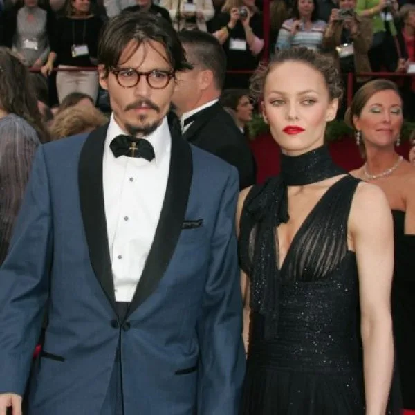 Ο Johnny Depp και η Vanessa Paradis σε επίσημη εμφάνιση στο κόκκινο χαλί.