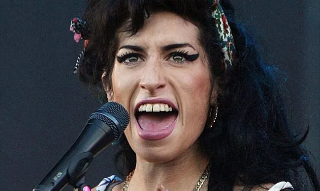 Η Amy Winehouse τραγουδάει σε μικρόφωνο