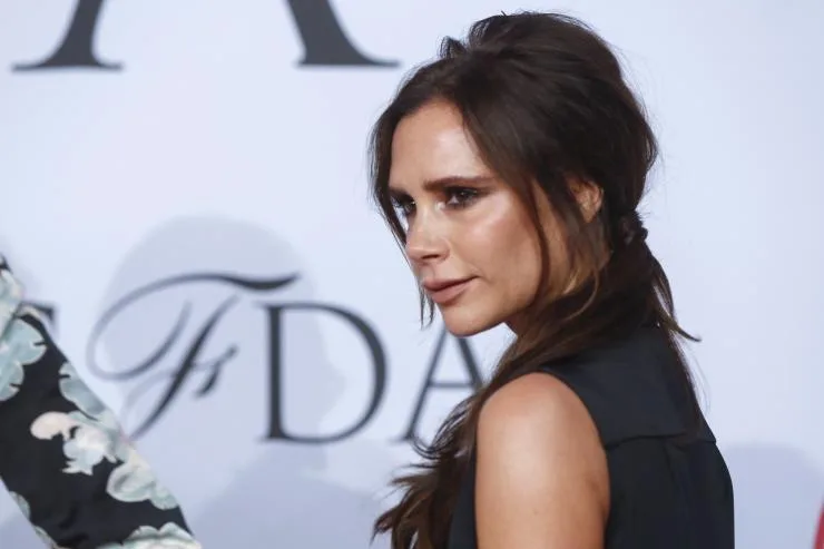Προφίλ της Victoria Beckham σε επίσημη εκδήλωση.