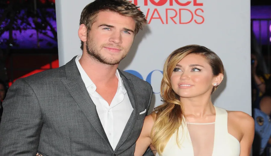 Ο Liam Hemsworth και η Miley Cyrus σε επίσημη εκδήλωση.