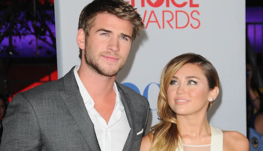 Ο Liam Hemsworth και η Miley Cyrus σε επίσημη εκδήλωση.