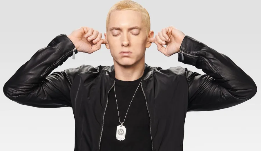 Ο Eminem με κλειστά μάτια και τα δάχτυλα στα αυτιά του.