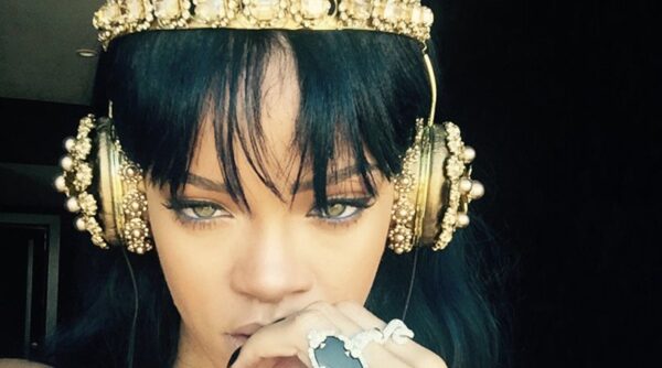 Η Rihanna μπορεί να πουλήσει ακόμα και ακουστικά αξίας 9 χιλιάδων δολαρίων!