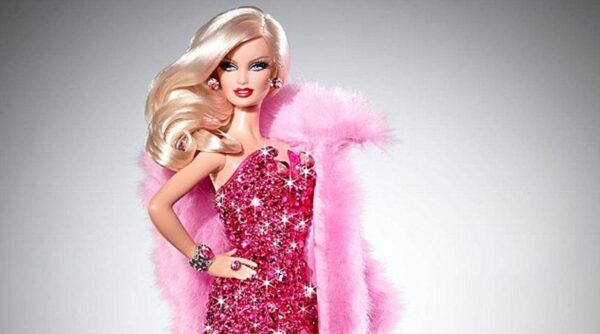 Η Barbie έχει πλέον καμπύλες και γίνεται πρωτοσέλιδο στο Time!