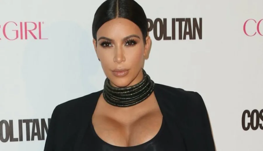 Η Kim Kardashian σε εκδήλωση με μαύρο σακάκι και εντυπωσιακό κολιέ.
