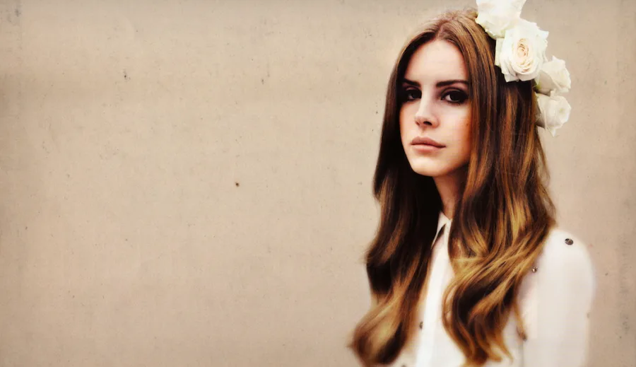 Η Lana Del Rey με λευκά λουλούδια στα μαλλιά