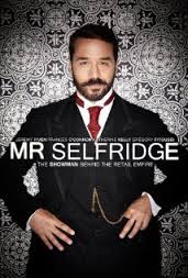 Ο Jeremy Piven ως Mr Selfridge σε αφίσα της σειράς.