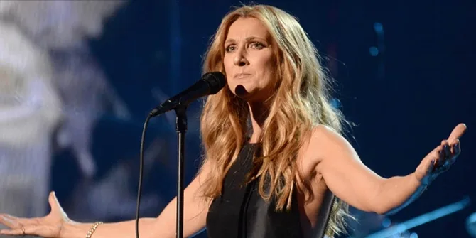 Η Celine Dion τραγουδάει σε σκηνή με μαύρο φόρεμα