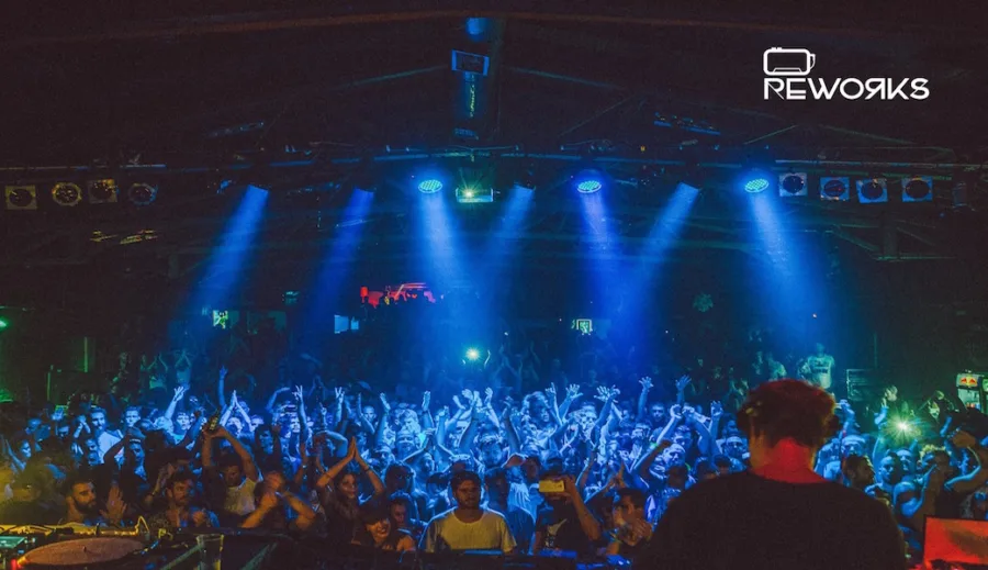 Καλλιτέχνης σε σκηνή μπροστά σε πλήθος στο Reworks Festival.