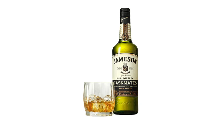 Μπουκάλι Jameson Caskmates Stout Edition και ποτήρι με ουίσκι και πάγο.