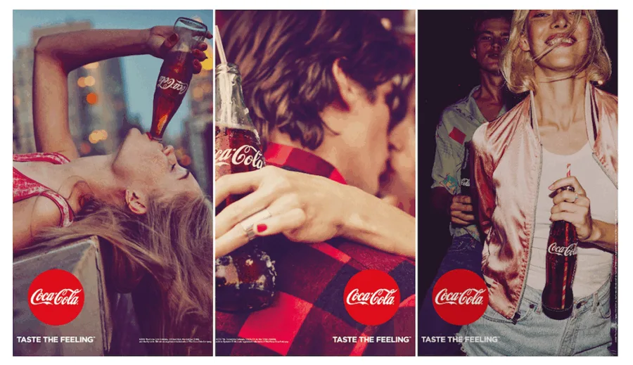 Τρία διαφημιστικά πόστερ της Coca-Cola με νέους ανθρώπους.