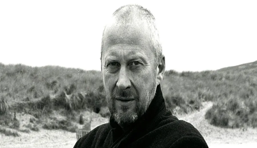 Ο τραγουδιστής Colin Vearncombe, γνωστός ως Black, σε ασπρόμαυρο πορτρέτο.