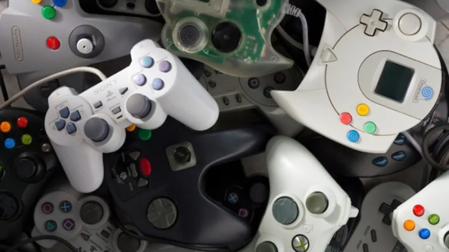 Σωρός από διάφορα χειριστήρια video games.