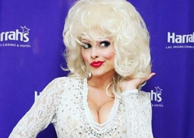 Η Μαρία Μενούνος μεταμφιεσμένη σε Dolly Parton