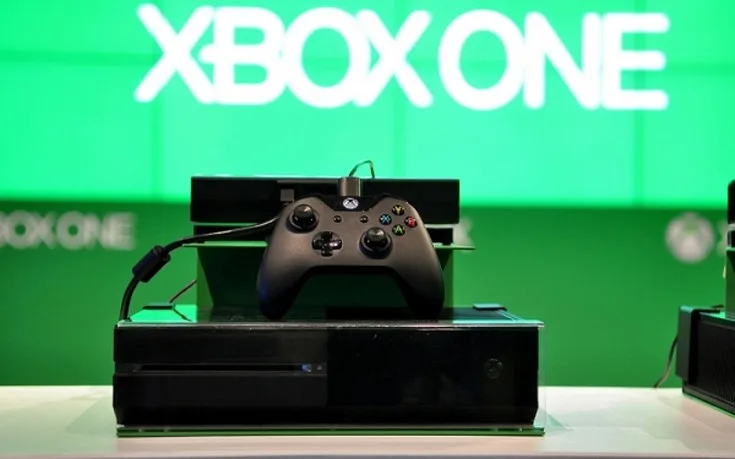 Κονσόλα και χειριστήριο Xbox One σε πράσινο φόντο