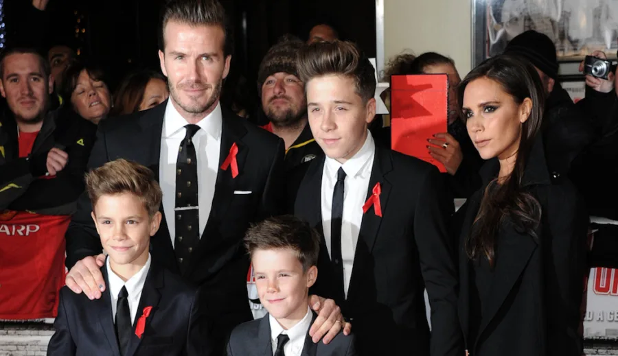 Ο David Beckham, η Victoria Beckham και οι γιοι τους Brooklyn, Romeo και Cruz σε επίσημη εμφάνιση.
