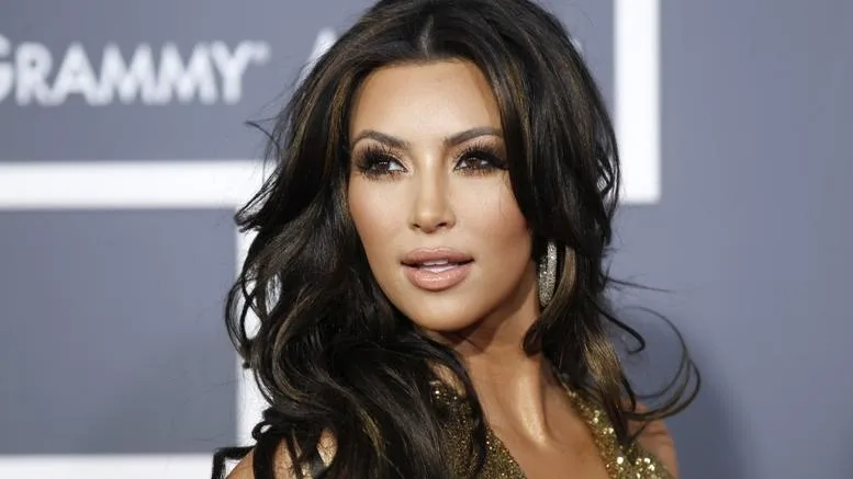Η Kim Kardashian σε επίσημη εμφάνιση στα βραβεία Grammy.