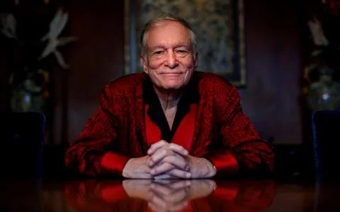 Ο Hugh Hefner με κόκκινη ρόμπα.
