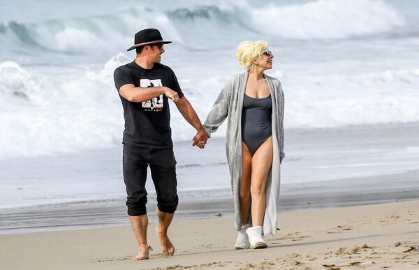H Lady Gaga πήγε στην παραλία με τον σύντροφο της!
