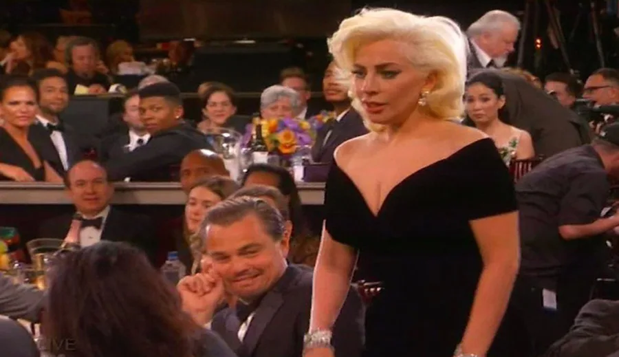 Η Lady Gaga περνάει δίπλα από τον Leonardo DiCaprio στα Golden Globes.