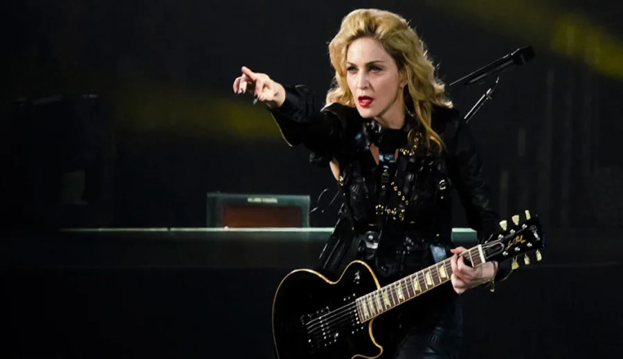 Η Madonna στη σκηνή με ηλεκτρική κιθάρα